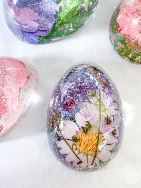 Homemade Resin Recipe, Classy Easter Decor, Egg Art Projects, Diy Hand Soap, Easy Hobbies, Pressed Flower Crafts, Eggs Flowers, Painted Candles, Egg Crafts