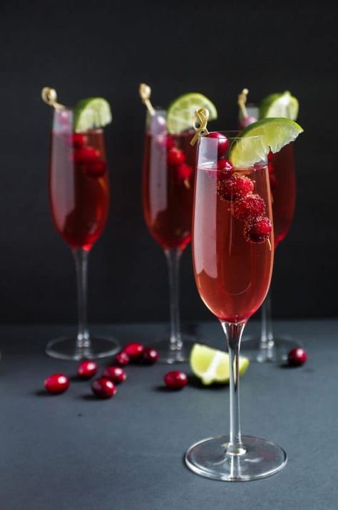 Cranberry Cocktails, Cranberry Champagne Cocktail, Pretty Glasses, Festive Holiday Cocktails, Fruits Art, Champagne Recipes Cocktails, Champagne Cocktails, Cocktail Party Food, Party Drinks Alcohol