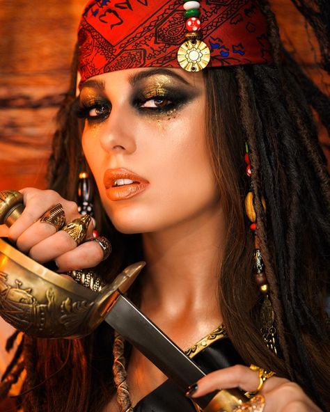 Pirate Makeup, Karneval Diy, Pirate Hair, Jack Sparrow Costume, Halloweenský Makeup, Pirate Cosplay, Female Pirate Costume, Pirate Halloween Costumes, Pirate Halloween