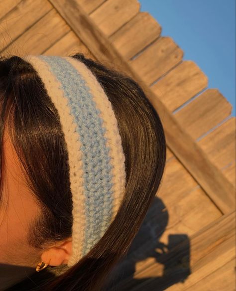 Knitted Headband Aesthetic, Crochet Ideas Headbands, Free Crochet Patterns For Headbands, Chrochet Girl Aesthetic, Crochet Cute Headband, Headband Crochet Ideas, Aesthetic Crochet Headband, Crochet For Hair, Crochet Girl Aesthetic