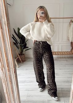 Outfit With Leopard Pants, Outfits With Leopard Pants, Leopard Pants Outfit Winter, Leopard Pants Outfit Fall, Style Leopard Pants, Leopard Pants Outfit 2024, Leopard Print Trousers Outfit, Animal Print Pants Outfit, Print Jeans Outfit