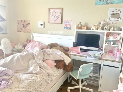 Kawaii Small Room Ideas, Soft Dorm Room, Aesthetic Room Korean, Cute Room Ideas Aesthetic, Dollette Makeup, Rooms Cute, Korean Bedroom, Rooms Decoration, Room Decor Cute