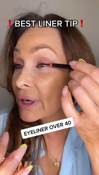 This is a guide on how to apply eyeliner for women over 40. Learn a simple eyeliner hack in this quick post. Top Lid Eyeliner How To Do, Eyeliner Tutorial For Women Over 50, Easy Way To Put On Eyeliner, Eye Lining For Beginners How To Apply, How To Do Cats Eye Eyeliner, Liquid Eyeliner Over 40, How To Eyeliner Wing, How To Put On Pencil Eyeliner, Eye Make Up Over 40 How To Apply