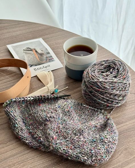 Slowly but surely, I am making progress on my terrazzo bag. Aran tweed feels better than peer gynt for hands. And you can spot my big helper ☺️ Pattern: #terrazzobag by @petiteknit Yarn: #isagerarantweed by @isageryarn Ants, Feel Good, Knitting Patterns, Yarn, Canning, Feelings, Knitting, Pattern