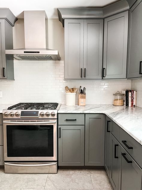 Grey Cabinets White Countertops, Gray Cabinets White Countertops, Gray Kitchen Countertops, White Granite Countertops Kitchen, Grey Granite Countertops, Light Grey Kitchen Cabinets, Countertops Ideas, Light Grey Kitchens, White Granite Countertops