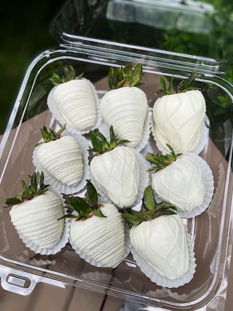 White Covered Strawberries, Chocolate Covered Strawberries Wedding, Wedding Chocolate Covered Strawberries, Strawberry Business, Strawberries Ideas, White Strawberries, Sweet Business, Boozy Baking, White Chocolate Covered Strawberries