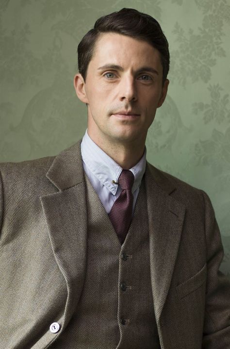 Henry Talbot in Downton Abbey reminds me of Benedict Cumberbatch. Matthew Goode Downton Abbey, Henry Talbot, Matthew William Goode, Julian Fellowes, A Man In A Suit, Downton Abbey Fashion, Man In A Suit, Matthew Goode, Downton Abby