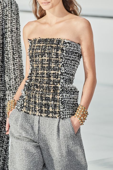 Chanel Fall 2020 Ready-to-Wear Fashion Show Details: See detail photos for Chanel Fall 2020 Ready-to-Wear collection. Look 114 Chanel 2020, Stile Casual Chic, Mode Chanel, Stil Boho, Paris Mode, Chanel Couture, Chanel Fashion, Tweed Dress, Mode Inspo