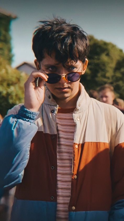 Asa Butterfield Aesthetic, Otis Wallpaper, Asa Butterfield, Popular People, Famous Faces, Male Face, Aesthetic Wallpaper, Serie Tv, Summer Looks