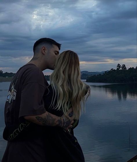 Blonde Couple Aesthetic, Blonde Couple, Dark Haired Men, Blonde Girlfriend, Spanish Men, Bookstagram Inspiration, Girl Couple, Boy Tattoos, Couples Icons