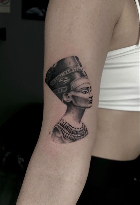 Nefertiti Tattoo, Purple Tattoos, Hip Tattoos Women, Egyptian Tattoo, Tattoo Designs And Meanings, Hip Tattoo, Tattoo Styles, Beautiful Tattoos, Tattoos And Piercings