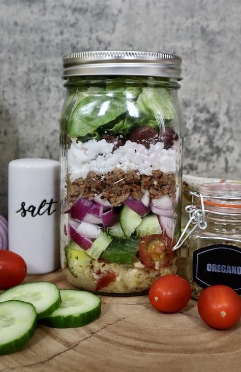 Jar Greek Salad, Camping Salads, Salad Jar Recipe, Mason Jar Salad Recipes, Feta Cheese Recipes, Prep Lunch, Vegan Feta Cheese, Greek Olives, Beef Salad