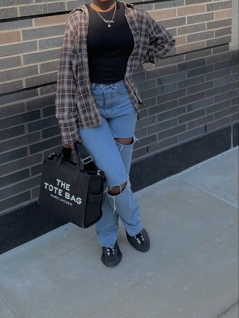 Casual School Outfits Black Women, Cold Summer Outfit Casual, Fannels Shirts Outfits Fall, Flannel Outfits Black Women, Fall Flannel Outfits Casual, Baddie Flannel Outfits, Yeezy 700 V3 Dark Glow, Glow Outfits, Fall Outfits Black