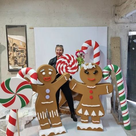 Diy Gingerbread Decorations Outside, Big Christmas Decorations, Bedroom Christmas Decorations, Giant Gingerbread Man, Christmas Decor Bedroom, Ideas Christmas Decoration, Decoration Ideas Christmas, Marin Art, Decoration Nails