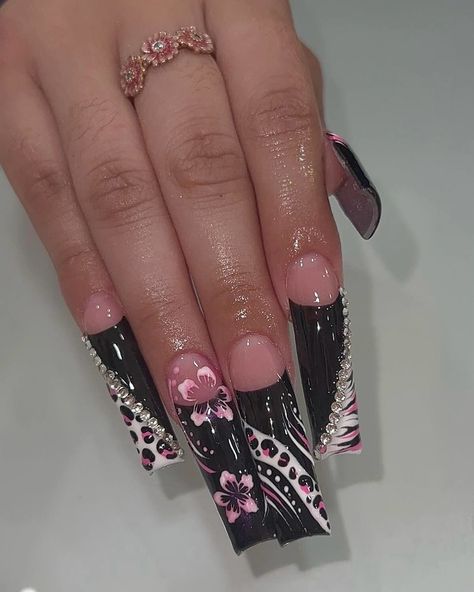 ig: nailsbyzairaa Junk Nails Almond Shape, Nail Ideas Festive, Ombré Bling Nails, Light Pink Nails Y2k, Y2k Nail Designs Acrylic, Short Easy Nails Design, Cute Acrylic Nails Y2k, Bobby Jack Nails, Cute Nails Acrylic Y2k