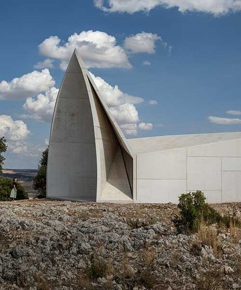 sancho-madridejos builds origami-like chapel in central spain Sacral Architecture, Crop Field, Timber Cabin, Mountainous Landscape, Spain Design, Concrete Structure, Architecture Office, On The Top, Great Wave