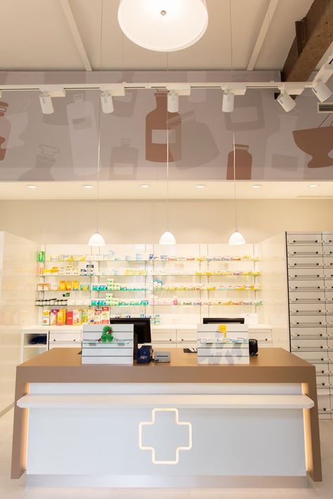 Apotheke Am Handelskai - Picture gallery Pharmacy Counter, Pharmacy Ideas, Retail Pharmacy, Pharmacy Decor, Pharmacy Store, Pharmacy Design, Shop House Plans, Shop Organization, Retail Interior