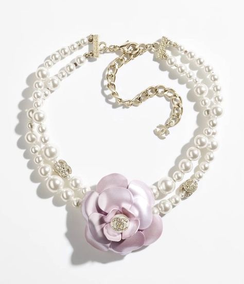 Chanel Cruise 2023 camellia and pearl necklace Kalung Choker, Chanel Costume Jewelry, Chanel Flower, Accessories 2023, Chanel 2023, Chanel Party, Moda Chanel, Mode Chanel, Chanel Store