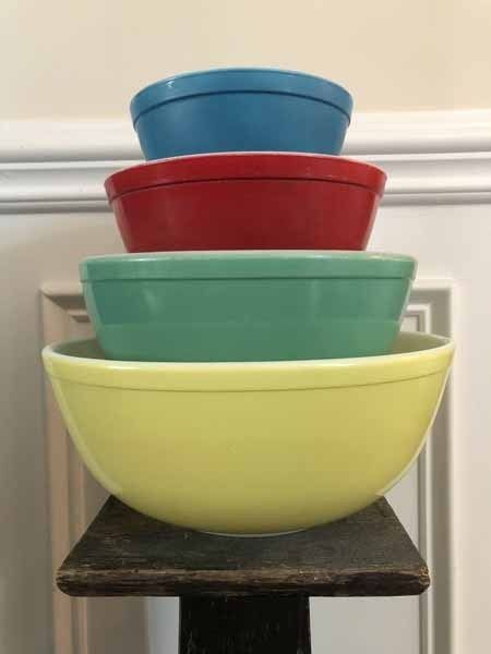 How Much are Vintage Pyrex Mixing Bowls Worth? - The Family Pickers Best Mixing Bowls, Vintage Kitchenware Antiques, Antique Dishes Collectible Vintage, Pyrex Patterns Worth Money, Antique Dishes Collectible, Antique Bowls, Vintage Pyrex Collection, Pyrex Display, Vintage Pyrex Patterns