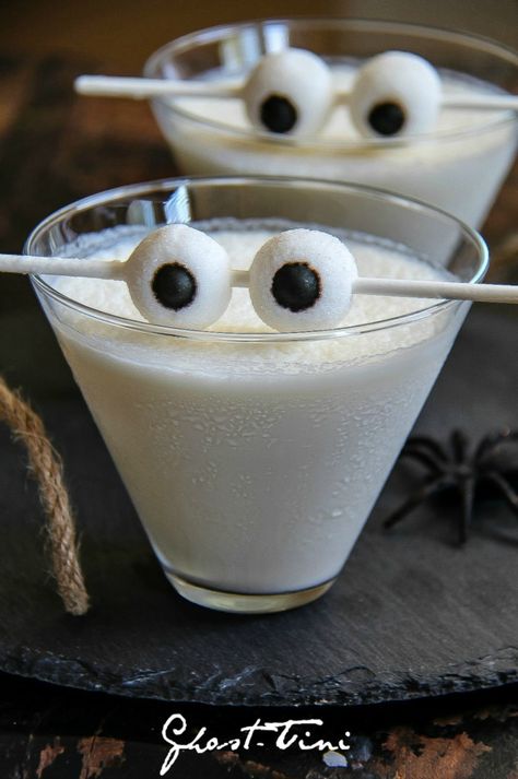 This creamy white chocolate Ghost-tini is the perfect Halloween cocktail #DontHesitaste #ad Easy Halloween Cocktails, Cocktail Recipes For A Crowd, Halloween Party Drinks, Halloween Drink, Halloween Punch, Candy Eyeballs, Coctails Recipes, Halloween Cocktail, Witch Party