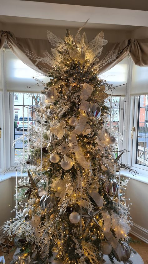 Christmas Trees 2022, Christmas Tree 2023, Home Furniture Bedroom, Christmas Staircase Decor, Gold Christmas Tree Decorations, Christmas Staircase, White Trees, Christmas Tree Decorating Themes, Staircase Decor