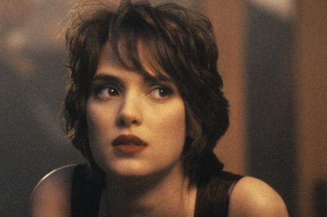 Wynona Rider Hairstyles, Patricia Arquette 90s, Winona Ryder Style 90s, Winona Short Hair, Short 1940s Hair, Wynona Rider Short Hair, Young Winona Ryder Short Hair, Winona Ryder 90s Aesthetic, Dark Features Women