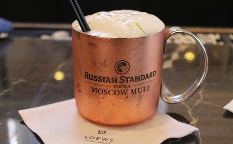 Já ouviu falar de Moscow Mule? O drink é preparado tradicionalmente com vodca, cerveja de gengibre e limão. Confira opções e faça em casa! Moscow Mule Receita, Vodka Mule, Moscow Mule Recipe, Drinks Ideas, Mule Recipe, Open Bar, Moscow Mule, Wine Drinks, Diet Tips