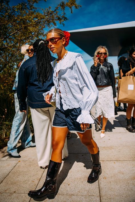 The best street style photos from the spring 2025 shows in Copenhagen | Vogue France Pyjama Set Street Style, Copenhagen Fashion Week Street Style, Easy Summer Hairstyles, Fashion Week Trends, Vogue France, Copenhagen Fashion, Spring 2025, Copenhagen Style, Copenhagen Fashion Week