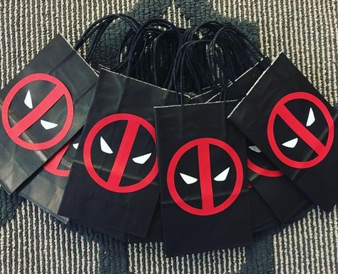 Where’s all the @deadpoolmovie fans?! We do custom bags for any theme!! #deadpool #birthday #party #etsyshop #etsy #bellaeventsstore #linkinbio Deadpool Theme, Superhero Birthday Party Food, Deadpool Party, Superhero Birthday Party Decorations, Deadpool Birthday, Watermelon Birthday Parties, Avenger Birthday Party, Pool Birthday, Watermelon Birthday