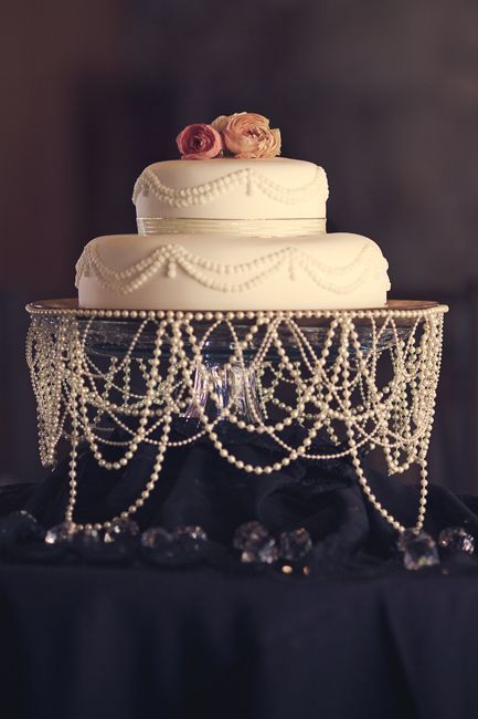 Cake With Pearls, Great Gatsby Themed Wedding, Wedding Cake Pearls, 20s Wedding, Gatsby Wedding Theme, Pearl Anniversary, Great Gatsby Theme, Pearl Party, Elegant Cake