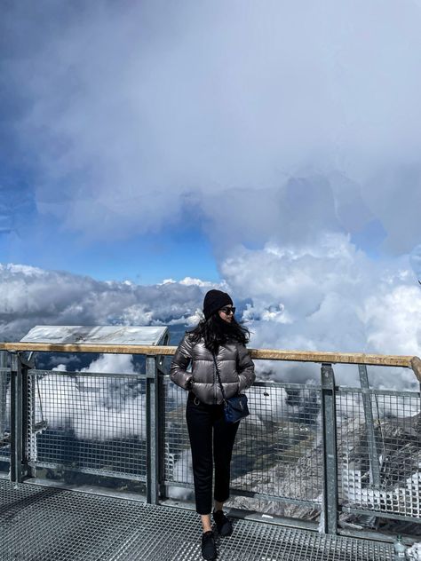 girl standing on the jungfraujoch top in switzerland Clothes To Wear In Switzerland, Lucerne Outfits, Winter Outfit Switzerland, Swiss Travel Outfit, Hiking Outfit Switzerland, Switzerland In October Outfits, Poses In Switzerland, What To Wear In Switzerland In October, Switzerland In March Outfits