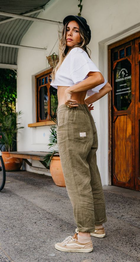 Barefoot Outfits, Green Linen Pants Outfit, Baggy Linen Pants, Green Linen Pants, Fluid Fashion, Linen Pants Outfit, Look Boho Chic, Everyday Pants, Gender Fluid