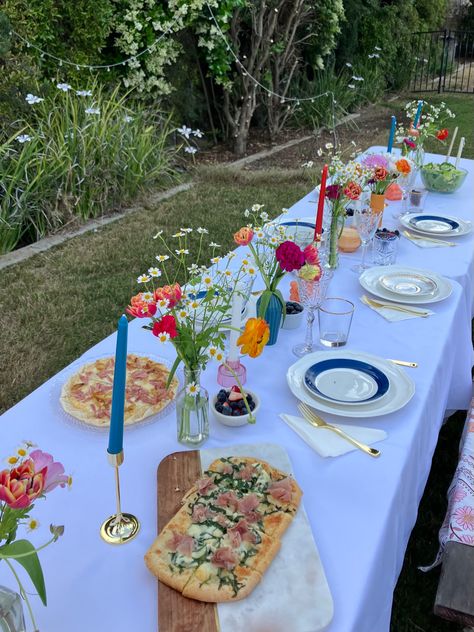 Backyard Tablescape, Picnic Brunch Ideas Table Settings, Dinner Party Outside Backyards, Summer Dinner Party Table Settings, Outside Birthday Table Decor, Outside Summer Dinner Party, Lunch Party Aesthetic, Circle Table Set Up, Backyard Summer Dinner Party