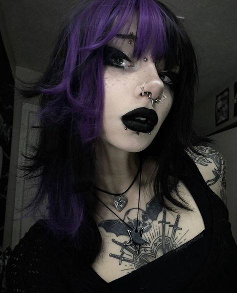 Purple Hair Goth, Goth Reference, Mall Goth Hair, Alt Hair, Gothic 1, Edgy Hairstyles, Dark Purple Hair, Dyed Hair Purple, Gothic Hairstyles