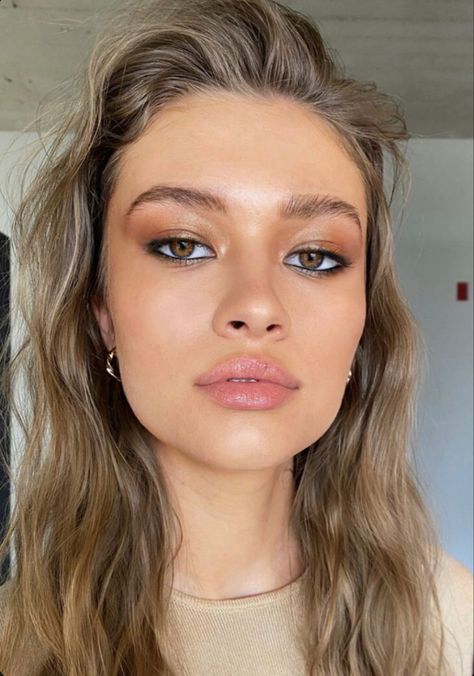 Trending Makeup 2023, Blonde Brown Eyes Makeup, Smudged Black Eyeliner, Lived In Makeup, Subtle Dark Makeup, Smudged Eyeliner Look, Fall Makeup Trend, Natural Glam Makeup, Fall Makeup Looks