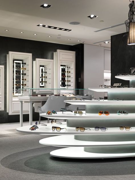 Metal Shading, Optical Shop Design, Eyewear Shop Design, Le Roi Lion Disney, Bolon Flooring, Showcase Ideas, Retail Space Design, Display Showcase, Sunglasses Display