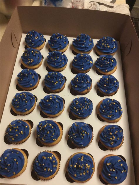 Cupcakes en color azul marino y gold. Royal Blue And Gold Cupcakes, Navy Blue And Gold Cupcakes, Navy Blue Cupcakes, Cupcake Azul, Royal Blue Cupcakes, Blue And Gold Cupcakes, Sweet 16 Cupcakes, Spa Sleepover Party, Graduation Party Desserts