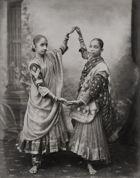 Vintage Studio Portraits of Indian Women From the Peak of British Colonialism - The New York Times Vintage Indian Fashion, Colonial India, Vintage India, India People, Indian Dance, Ancient India, Lehenga Saree, Indian History, Vintage Portraits