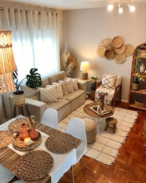 Rachel Andrade | Decoração de Interiores on Instagram: "Oie meus amores!   Arrasta para o lado e veja os detalhes das decorações da sala😃  ⚠️ Em breve teremos uma novidade muito sonhada pra essa sala…O que imaginam que seja?" Mini Sala, Sala Vintage, Bedroom Wall Designs, Casa Vintage, Dining Room Combo, Living Room And Dining Room, 2024 Graduation, Room Design Bedroom, April 21