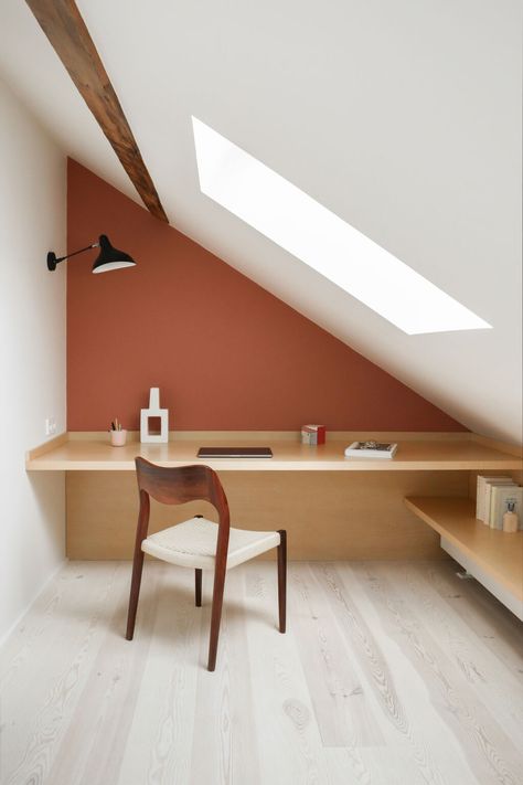 Attic Office, Small Attic, Small Space Office, Desk And Chair, Bench Ideas, Small Space Design, Loft Room, Attic Rooms, Small Space Solutions