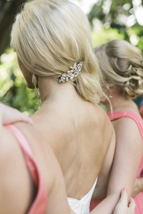 This elegant side swept hairstyle, paired with a vintage hair clip, is perfect for showing off the back of your wedding dress. Side Clip Wedding Hair, One Side Pinned Back Hair Wedding, Side Ponytail Wedding, Wedding Hairstyle Ideas, Wedding Retro, Side Swept Hairstyles, Mother Of The Bride Hair, Hair To One Side, Hairdo Wedding