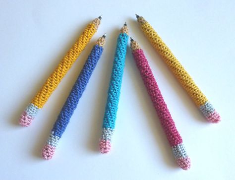 Crochet Dynamite: Pencil Covers for your pen.  I did this one, but it needs tweaking.  My cover was larger than the pens so it slid a bit, but the end result was cute! Crochet Pen Cover, Crochet Pens, Pencil Crochet, School Crochet, Crochet Teacher Gifts, Crochet Pencil Case, Apple Pencil Case, Crochet Apple, Pen Toppers