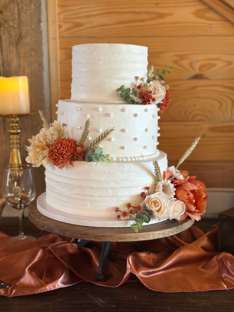 Fall Small Wedding Cakes, Wedding Cake Sunset, Rust Cake Wedding, Fall Wedding Cake Ideas October, Small Fall Wedding Cakes, Terracotta Wedding Cake, Wedding Cake October, Fall Wedding Cake Ideas, Autumn Wedding Cake