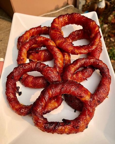 Keto Recipes on Instagram: “Sweet & Spicy Bacon Wrapped Onion Rings 🔥🔥🔥 by @tagsketojourney 6-Bacon slices 3-Onion rings 2-tbs Sriracha 1-tbs @swervesweetie Brown…” Keto Onion Rings, Bacon Wrapped Onion Rings, Bacon Wrapped Onion, Spicy Bacon, Starting Keto Diet, Perfect Keto, Free Keto Recipes, Keto Diet Meal Plan, Low Carb Yum