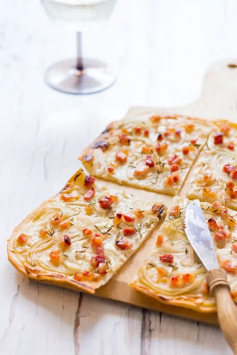 Flamkuchen Recipe, Tarte Flambee Recipe, German Cuisine Recipes, Flammkuchen Recipe, Pizza Oven Recipes, German Dishes, Oktoberfest Food, Austrian Recipes, German Recipes