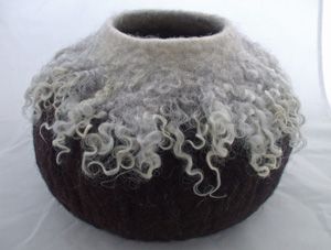 Jennie Loader Feltmaking | Inspiring image gallery | Jennie Loader Felting Tovad Ull, Felt Basket, Felted Bowls, Diy Wool, Wool Felt Projects, Wet Felting Projects, Felt Pictures, Felt Gifts, Wet Felt