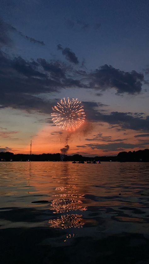 Fire Work Pictures, July Asthetic Picture, Summer Fireworks, Firework Wallpaper, Fire Works Photo, July Aesthetic Summer, Firework Pictures, Fire Work, Fourth Of July Party Aesthetic