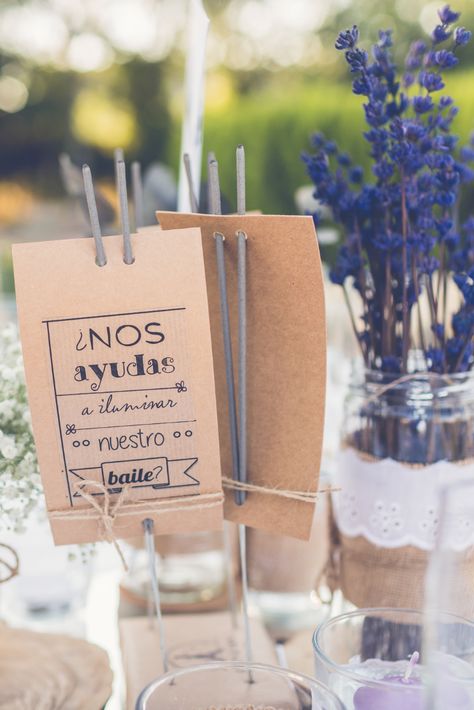 Ideas originales para bodas: ¿cómo incluir la cartelería en vuestro enlace? #carteles #pizarra #cartel #novios #decoración #frasesbonitas #bodasnet #bodas2019 #españa2019 Idee Cricut, Wedding Sparklers, Wedding Tags, Mexican Wedding, Wedding Time, Wedding Deco, Backyard Wedding, Future Wedding, Wedding Details