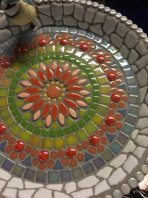 Birdbath or platter Mosaic design Round Mosaic Designs, Round Mosaic Patterns, Mosaic Projects For Beginners, Birdbath Mosaic, Easy Mosaic Patterns, Mosaic Plates, Mosaic Bird Bath, Bird Bath Ideas, Bird Mosaic