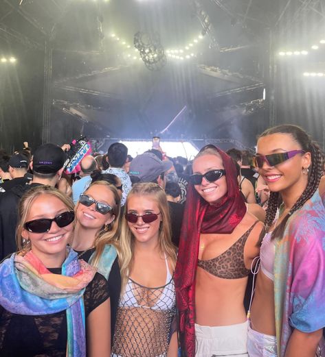 ultra music festival Ultra Outfits Music Festivals, Keinemusik Outfit, Btv Outfits, Ibiza Rave, John Summit, Edm Concert Outfit, Festival Themed Party, Edm Concert, Festival Fits